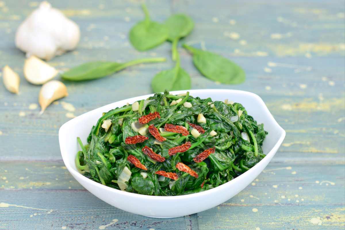 Agretti in padella con olive taggiasche: pronti in 5 minuti, restano verdi