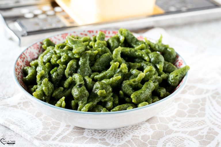 Spätzle agli spinaci cremosi: burro, prosciutto e panna in un sugo veloce