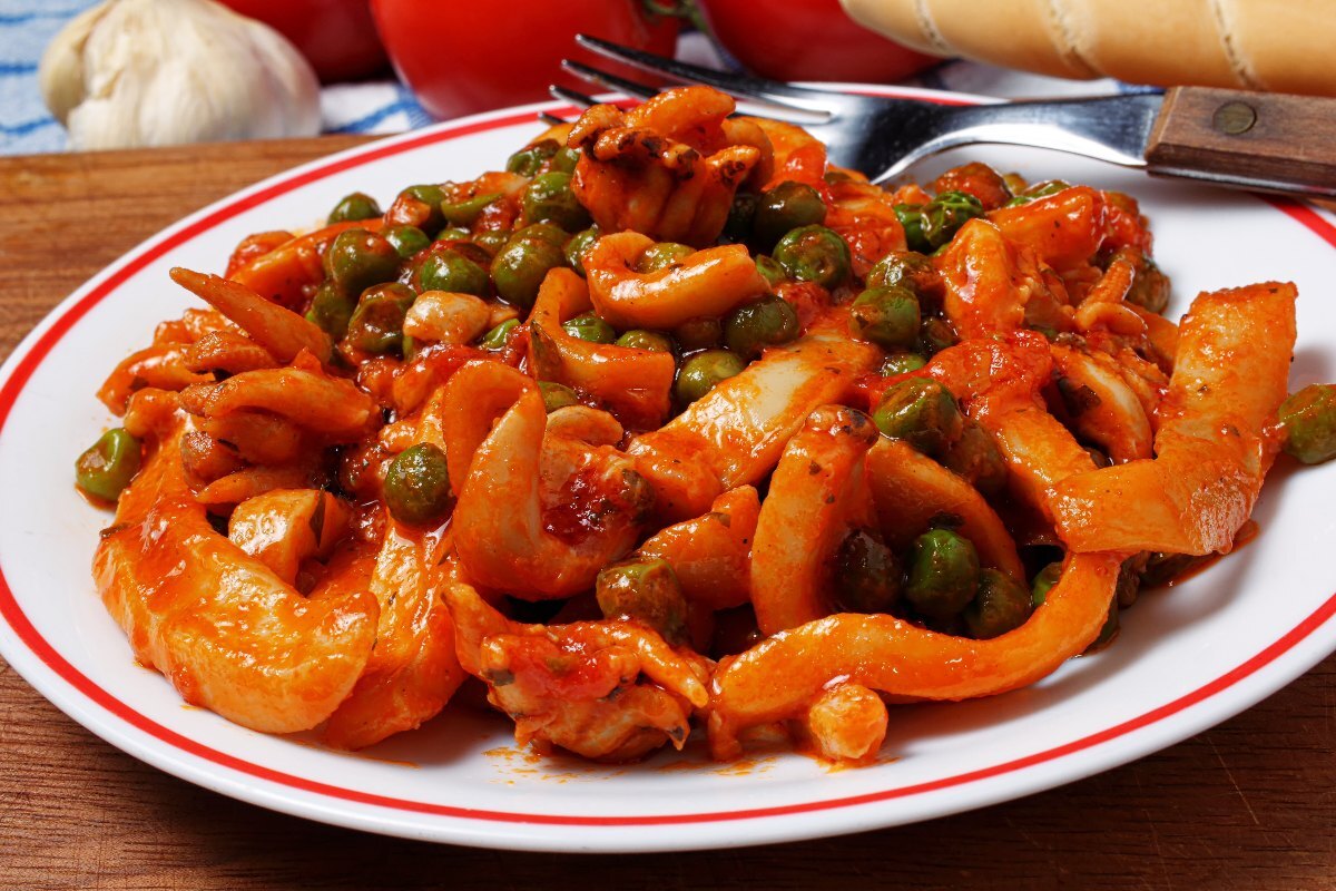 Seppie in umido con piselli: il secondo di mare semplice, con un sugo da scarpetta